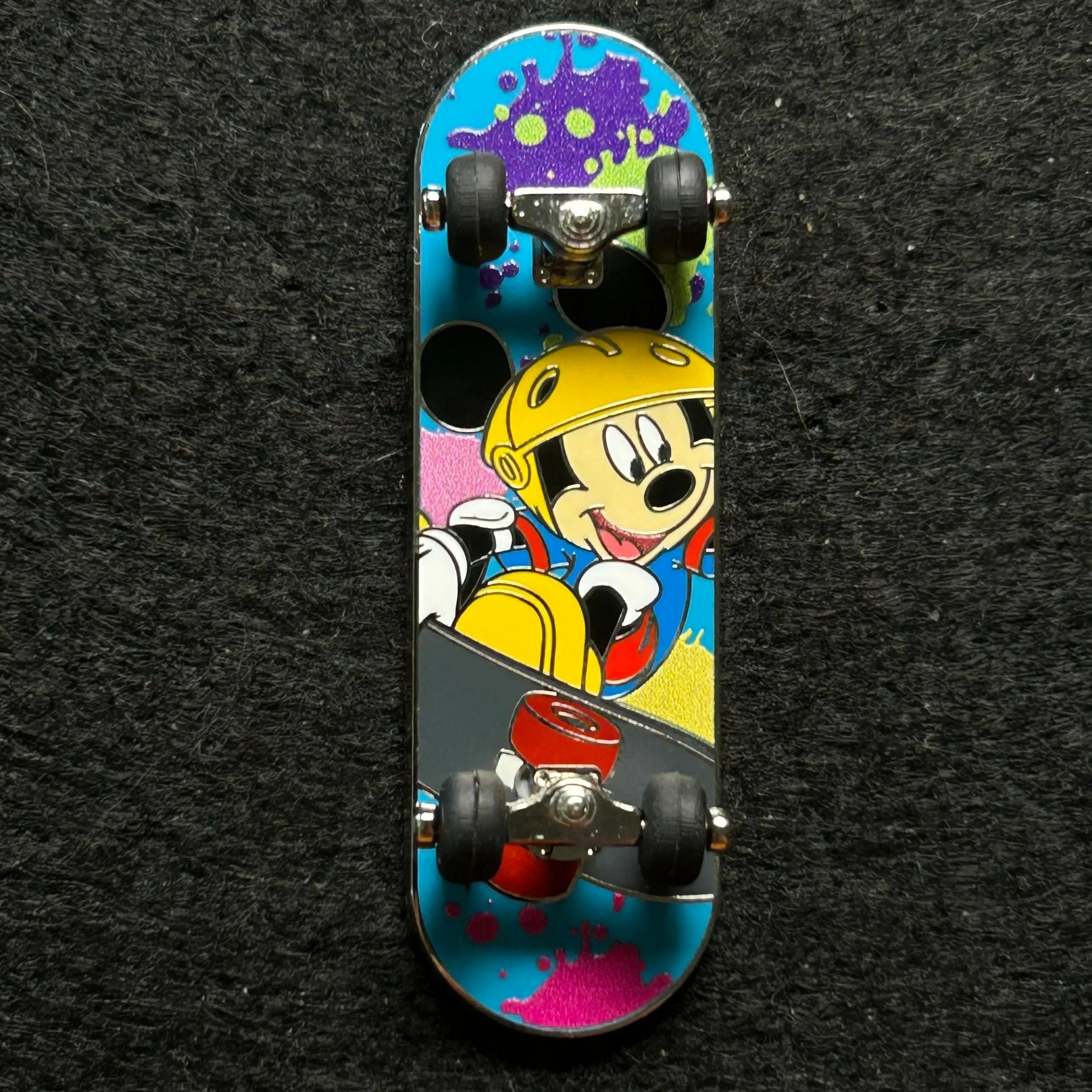 2024 - Mickey Mouse Skateboard - Moving Wheels - Disney Pin