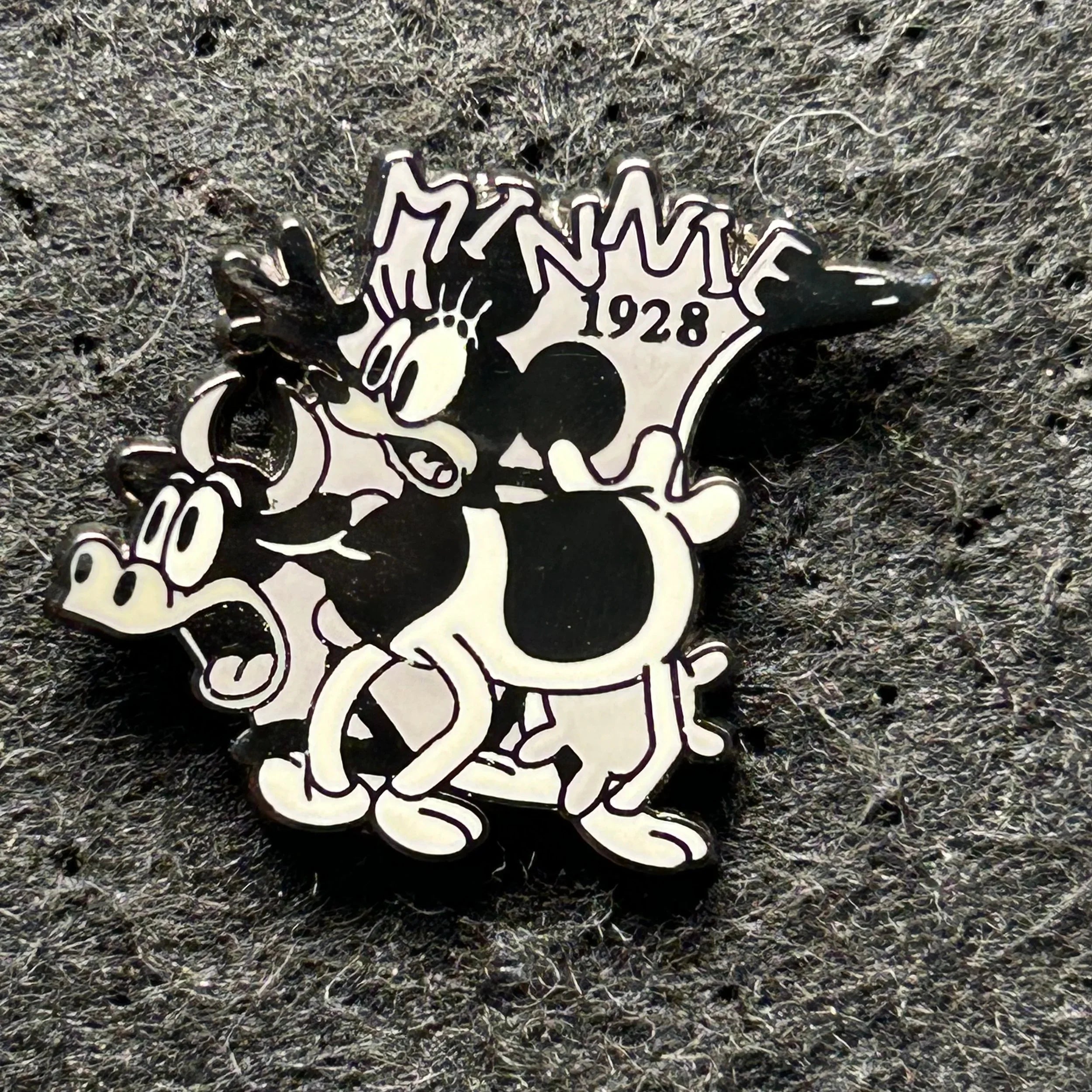 2001 - Minnie Mouse and Clarabelle - Disney Pin