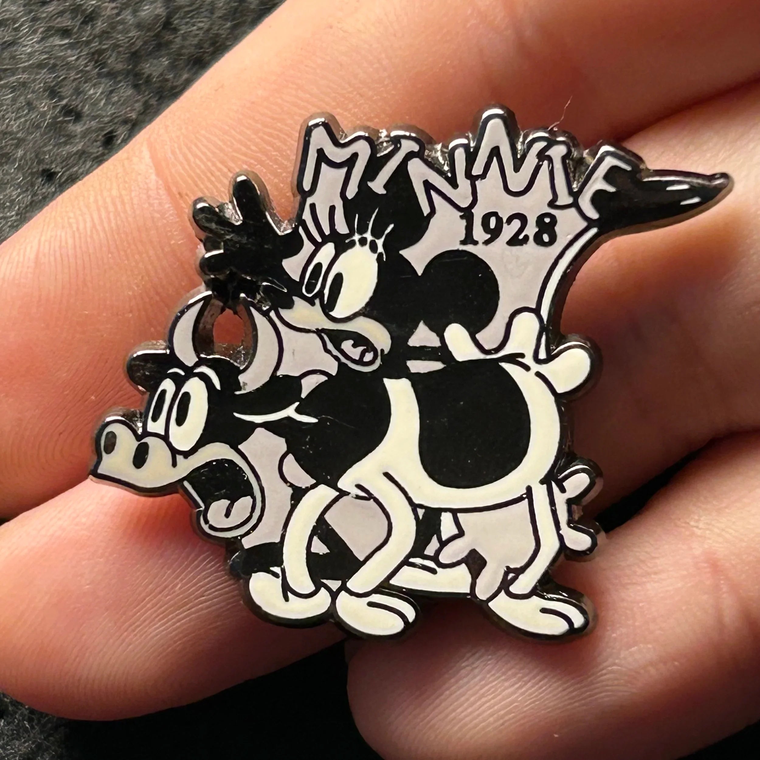 2001 - Minnie Mouse and Clarabelle - Disney Pin