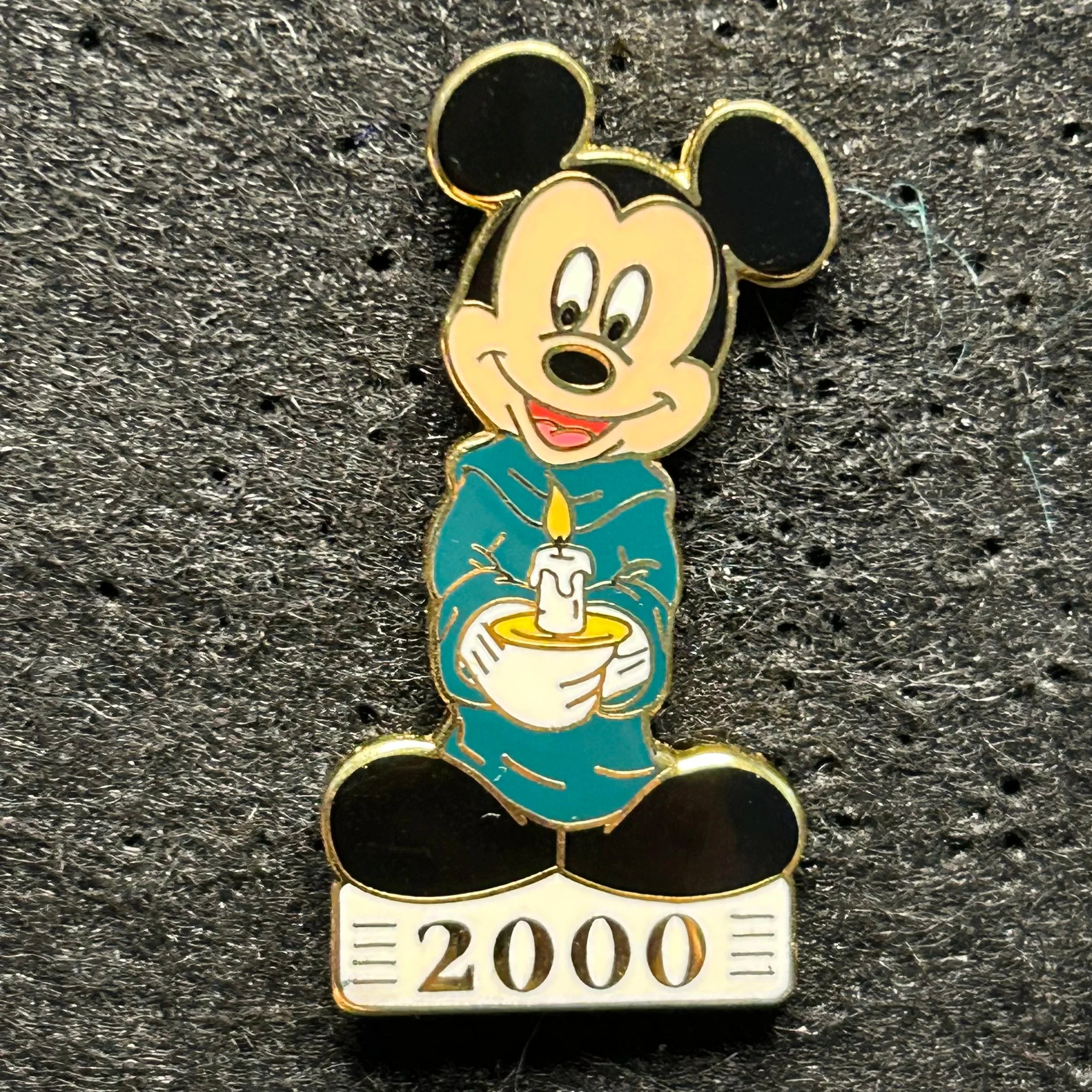 2000 - Mickey Mouse - Candlelight Processional - DLR - Disney Pin
