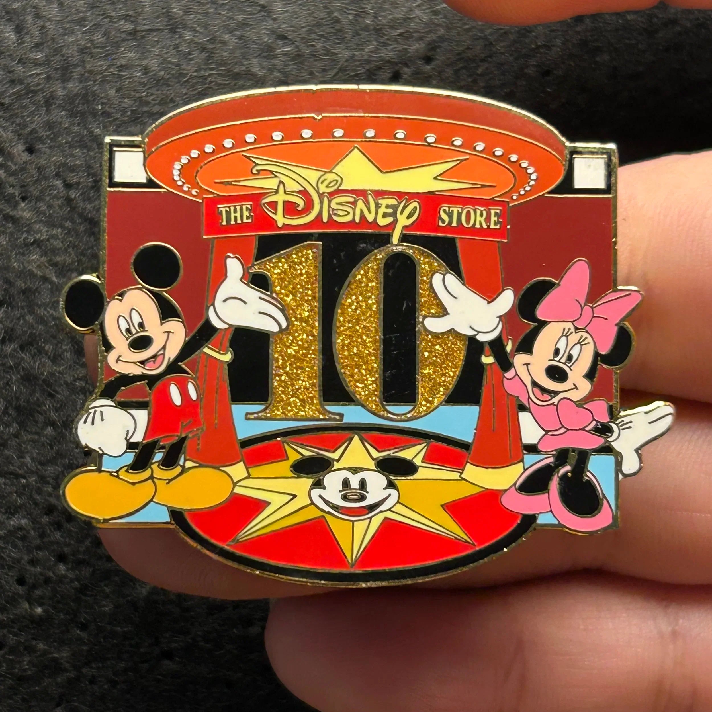 2002 - Mickey and Minnie Mouse - LE 2,500 - 10th Anniversary - Disney Pin