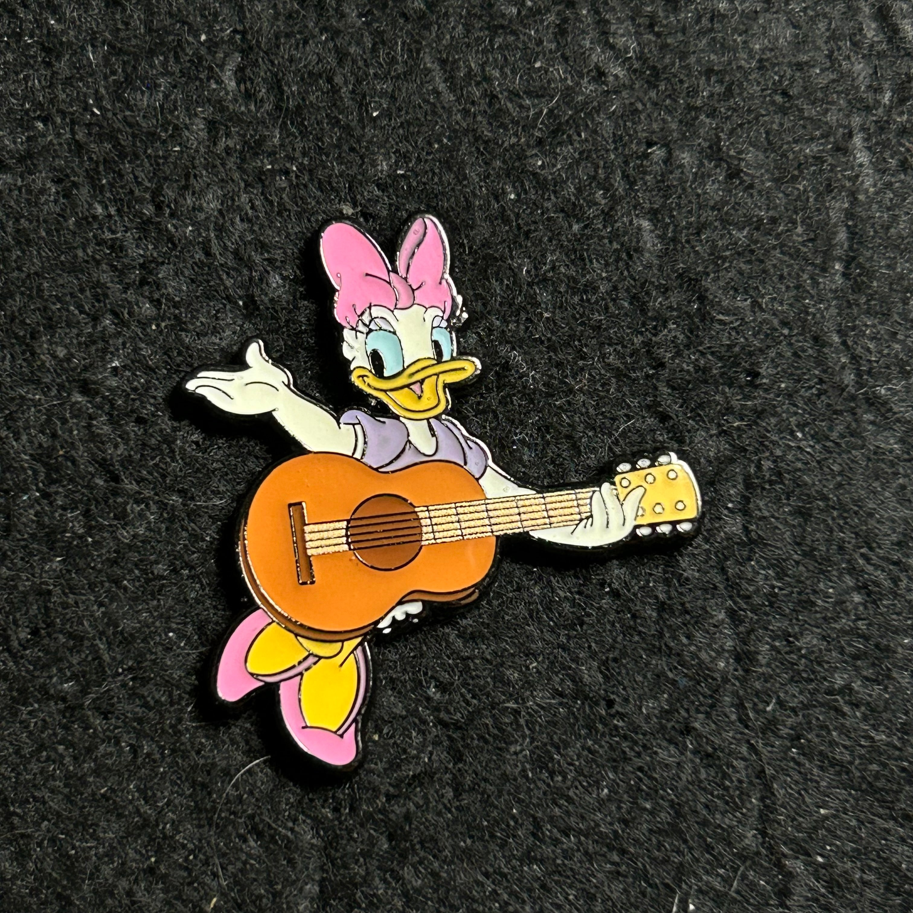 Loungefly -  Daisy Duck - Guitar - Disney Pin
