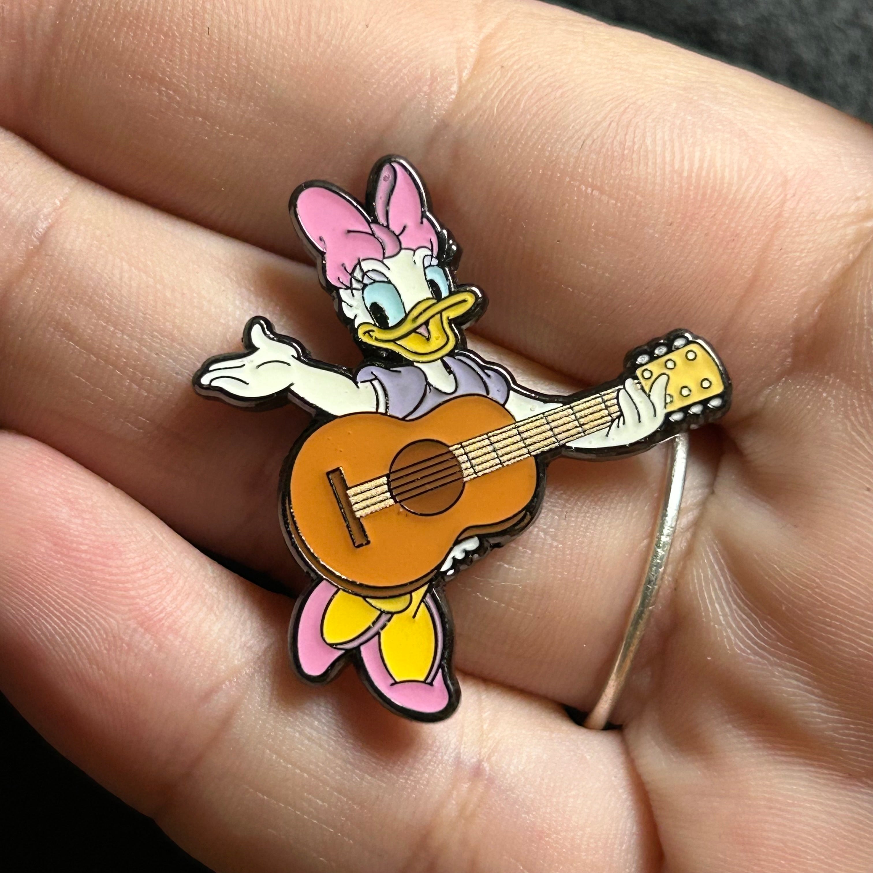 Loungefly -  Daisy Duck - Guitar - Disney Pin