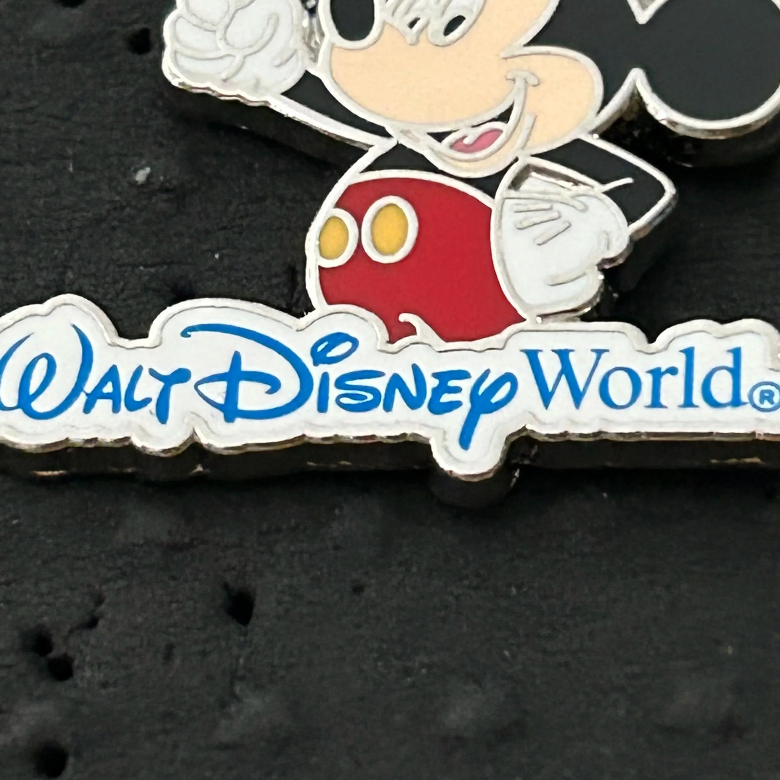 2009 - Mickey Mouse - Holding Balloons - WDW - Pin