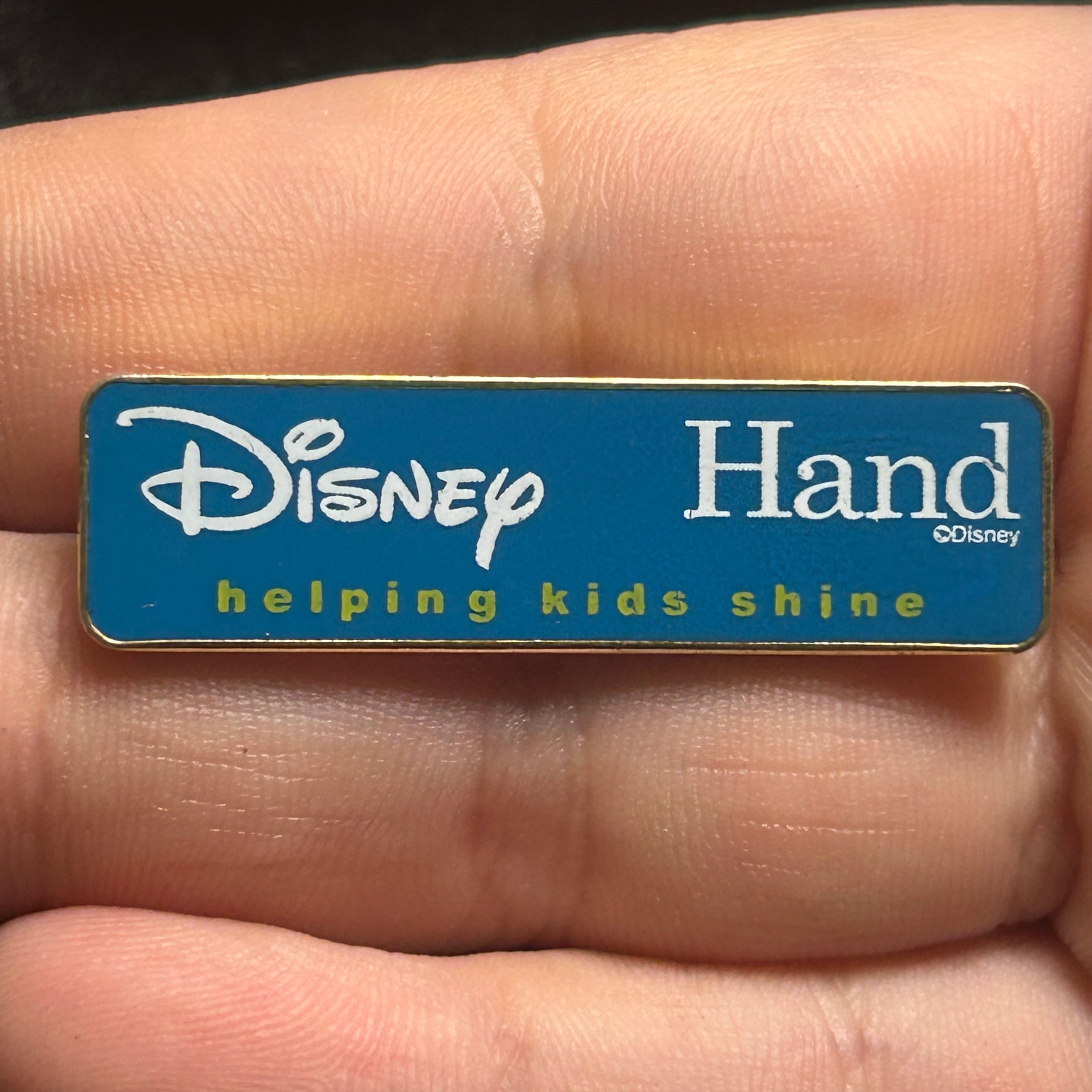 2002 - Disney Hand Helping Kids Shine - Cast Exclusive - Disney Pin