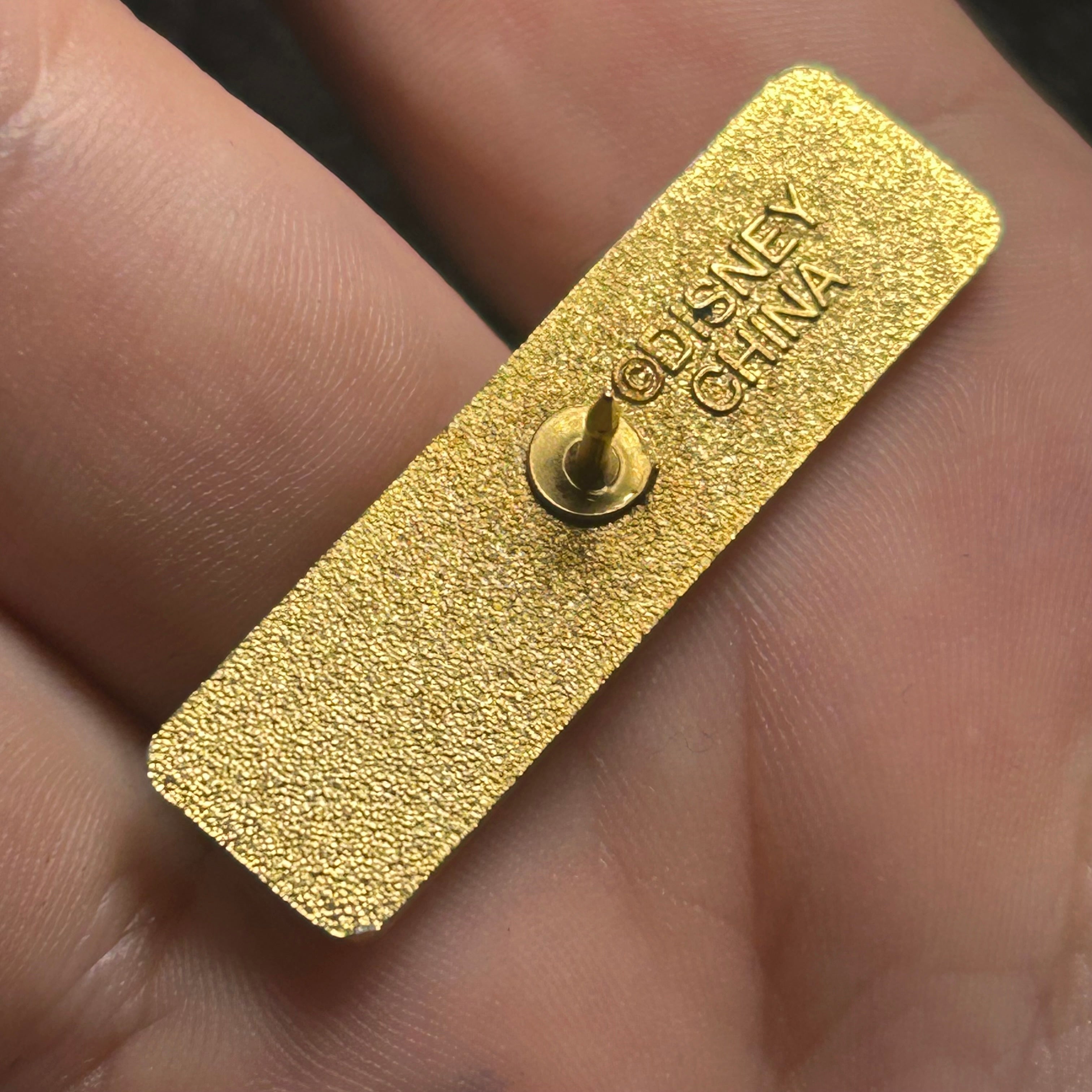 2002 - Disney Hand Helping Kids Shine - Cast Exclusive - Disney Pin