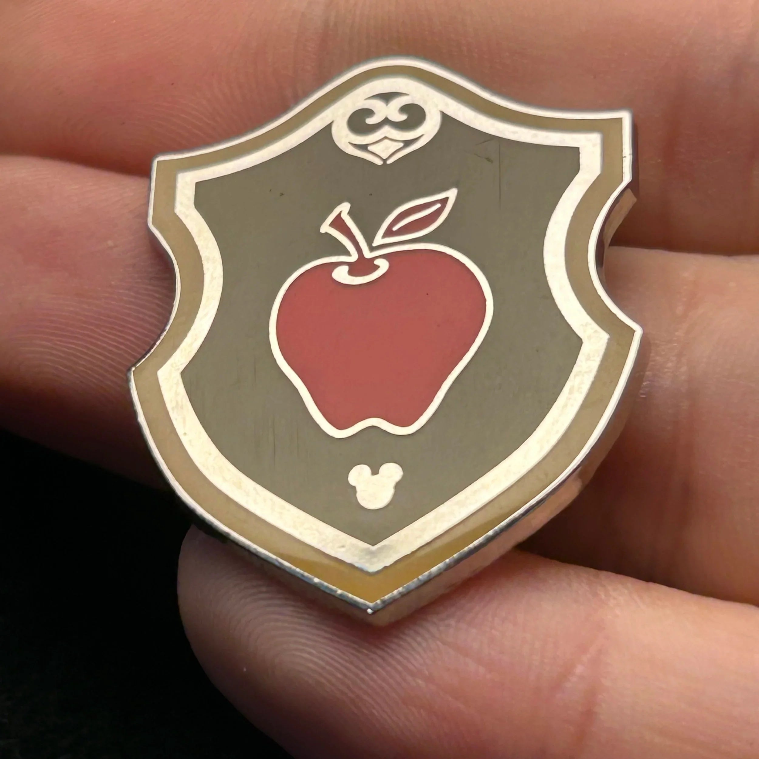 2018 - Apple - Snow White - Princess Crest Series - Hidden Mickey Pin