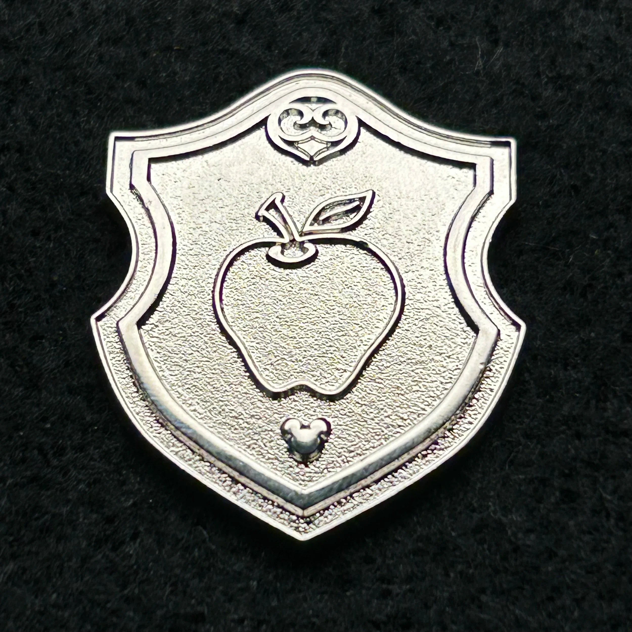2018 - Apple - Princess Crest - Snow White - Hidden Mickey - Silver Chaser - Disney Pin