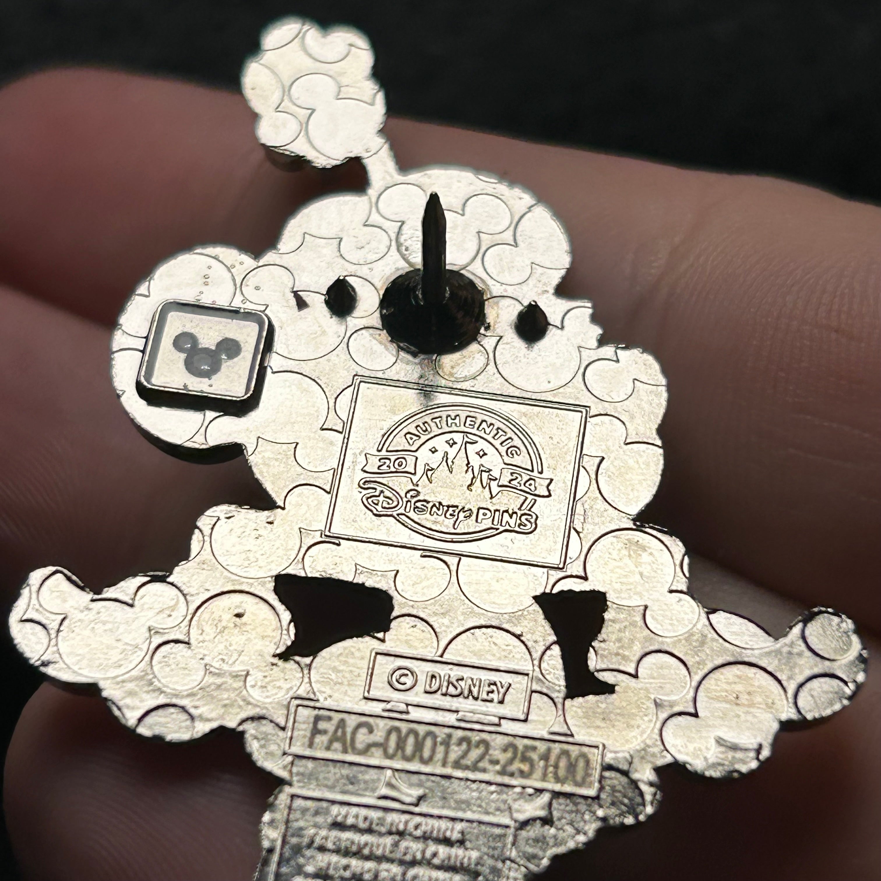 2024 - Minnie Mouse Holding Skirt - Full Body -  Disney Pin