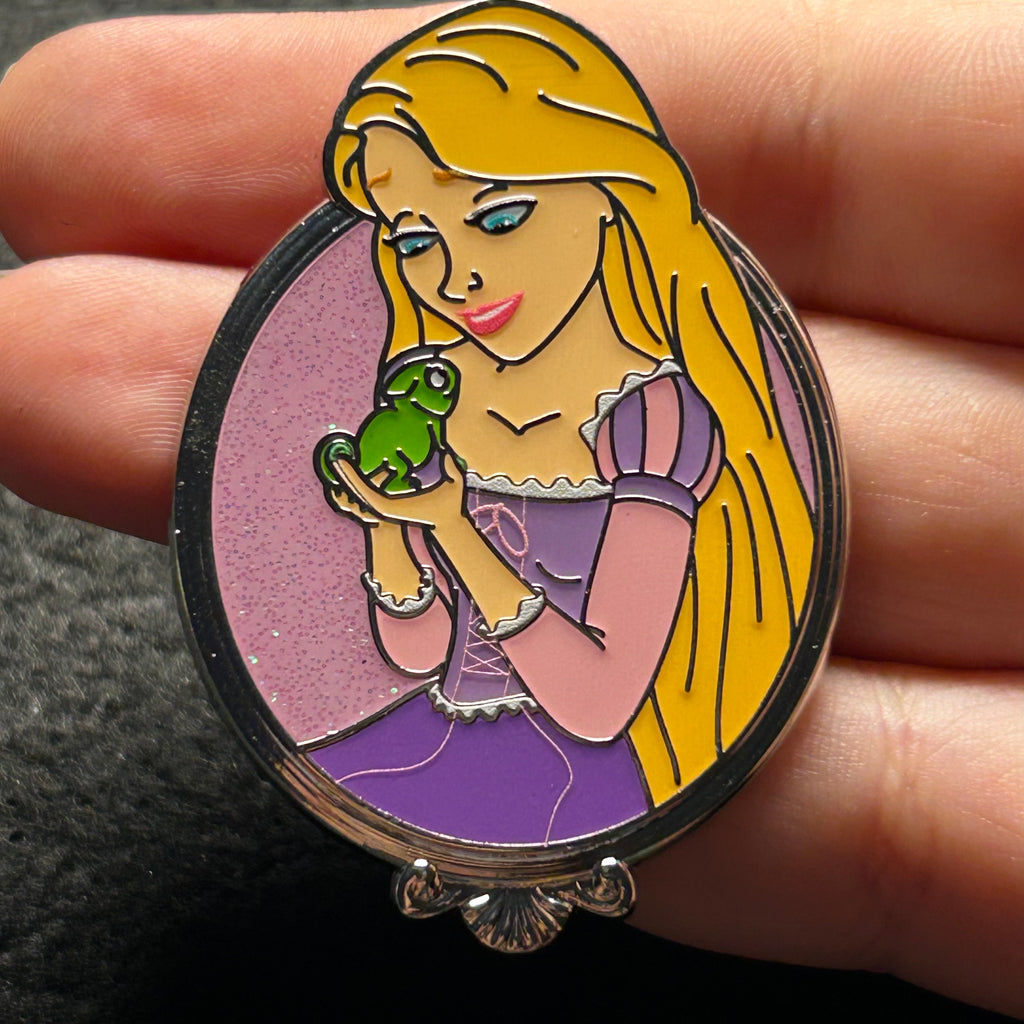 2025 - Rapunzel holding Pascal - Tangled - Disney Pin