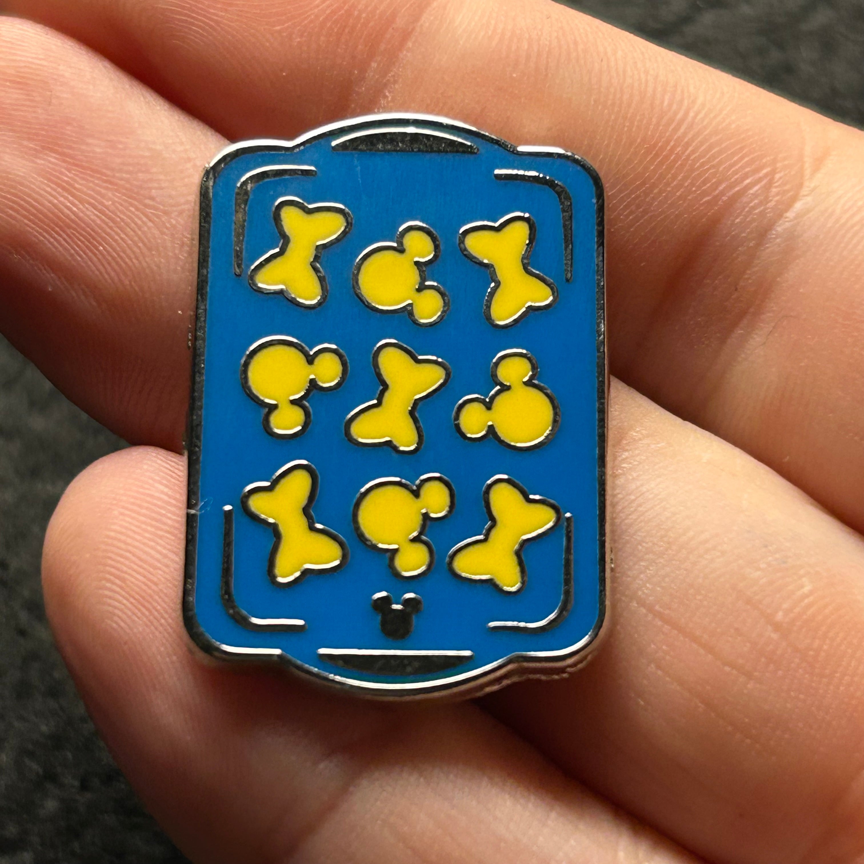 2017 - Cookie Sheet Mickey Heads and Dog Bones - Hidden Disney - Disney Pin