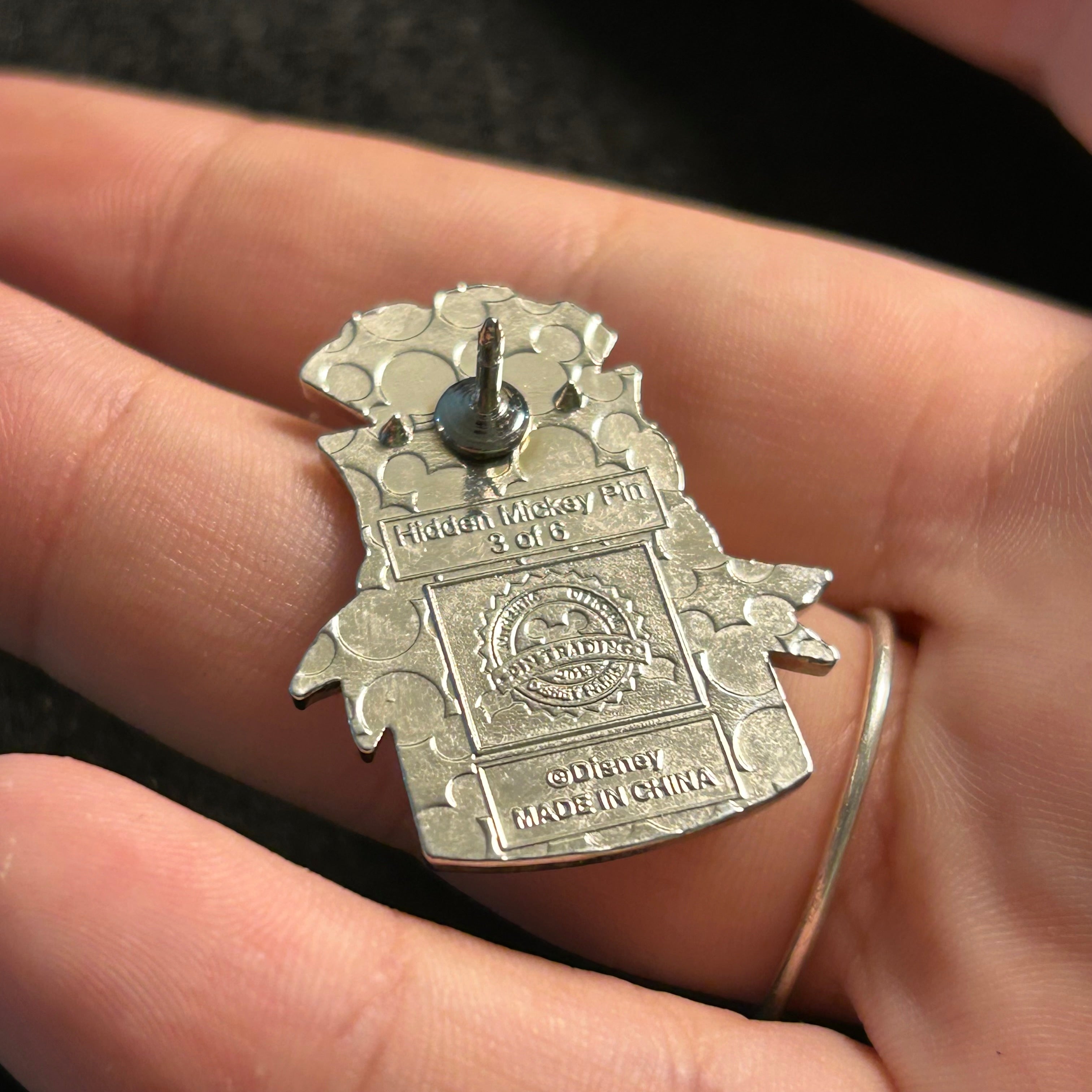 2019 - Donald Duck Present - Hidden Mickey - Disney Pin