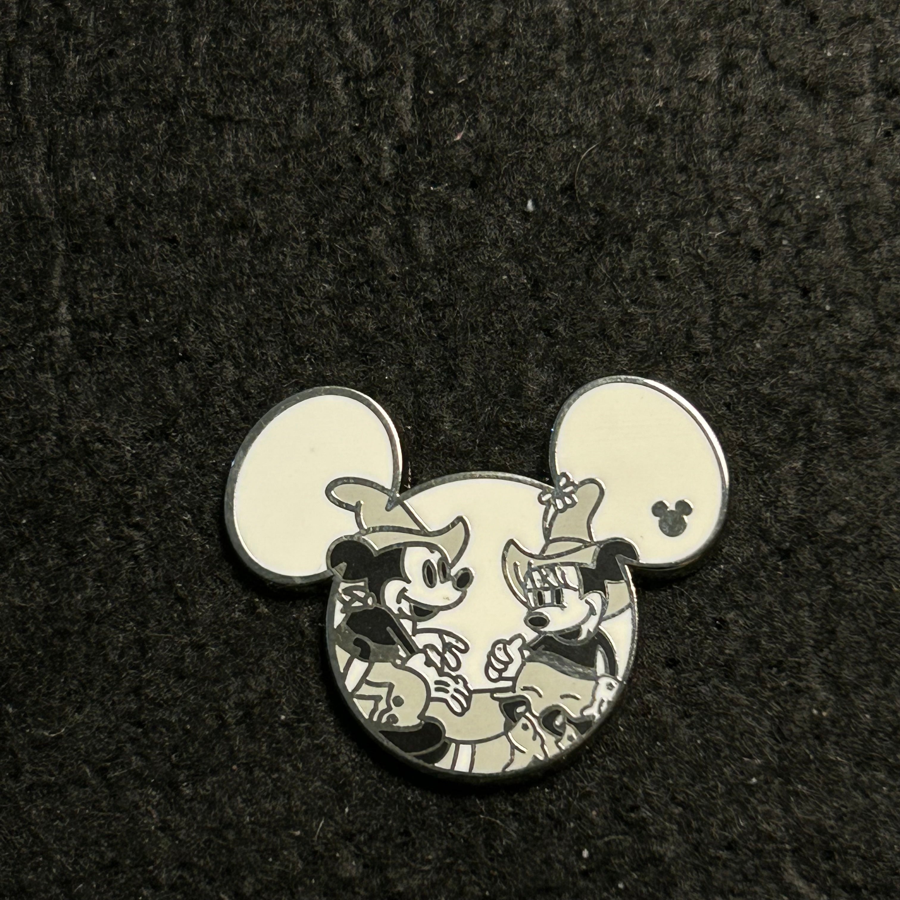 2019 - Mickey Mouse in "Two-Gun Mickey" - Hidden Mickey - Disney Pin
