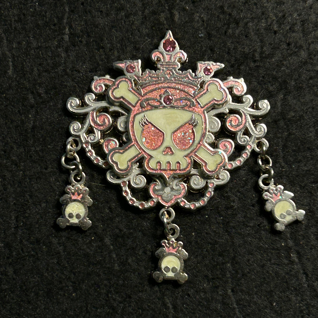 2006 - Pirates of the Caribbean Skull Dangle - Pink - Disney Pin