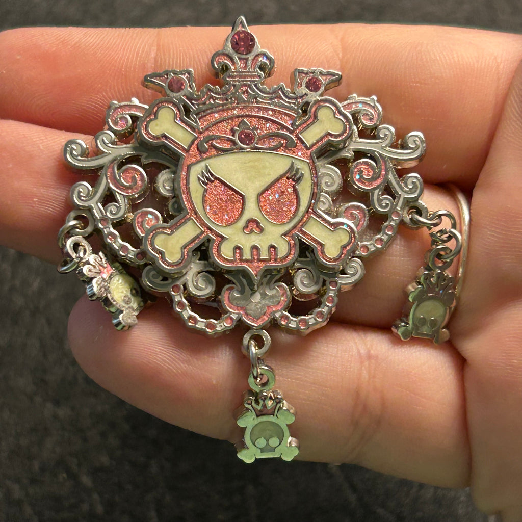 2006 - Pirates of the Caribbean Skull Dangle - Pink - Disney Pin