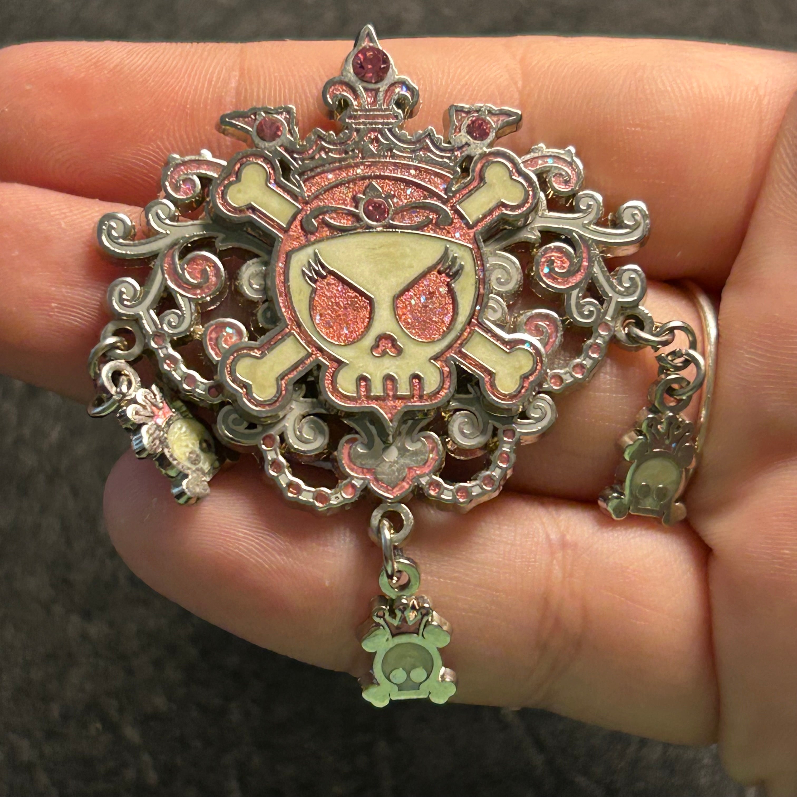 2006 - Pirates of the Caribbean Skull Dangle - Pink - Disney Pin