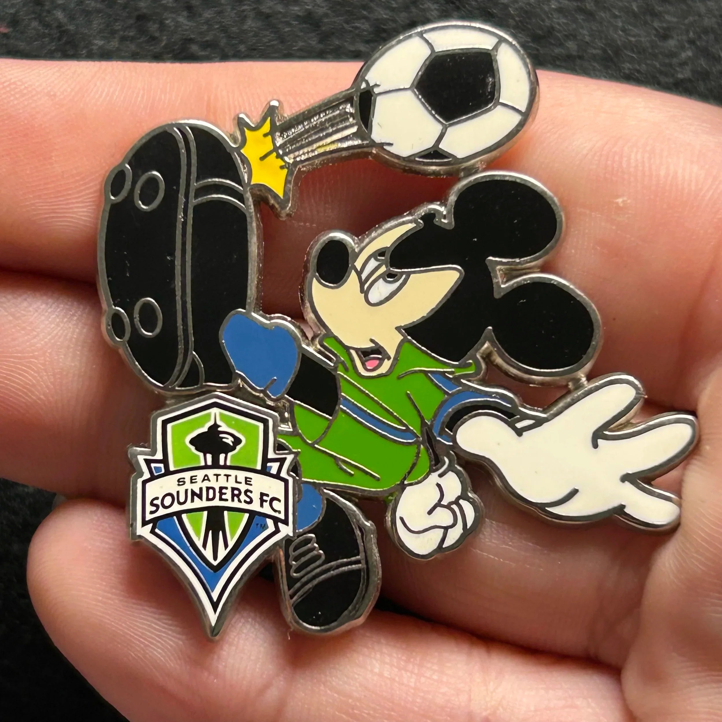 2016 - Mickey Mouse Kicking Ball -  Seattle Sounders - Soccer Series - Disney Pin