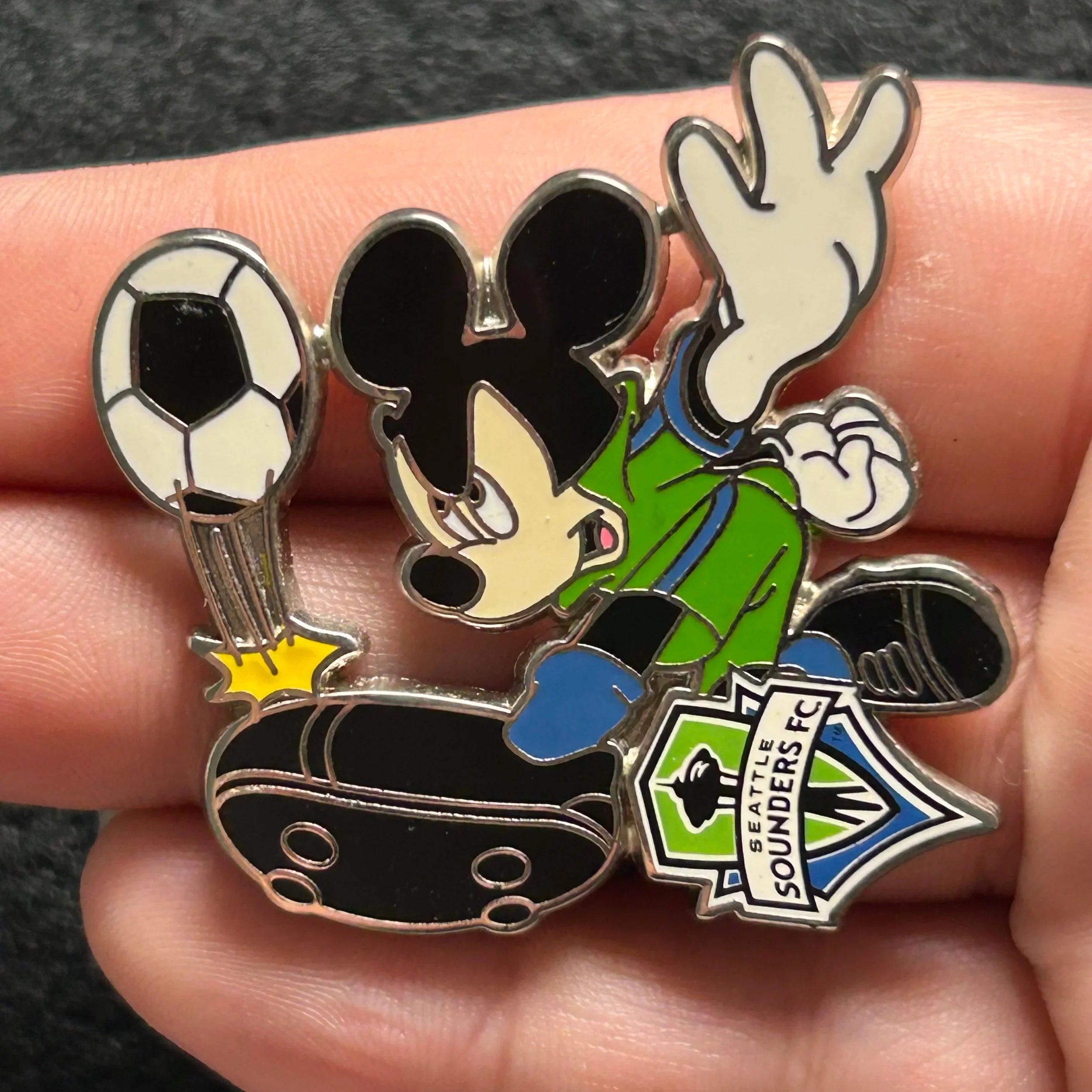 2016 - Mickey Mouse Kicking Ball -  Seattle Sounders - Soccer Series - Disney Pin