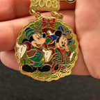2003 - Mickey and Minnie Mouse - Christmas Wreath - Dangle - Disney Pin