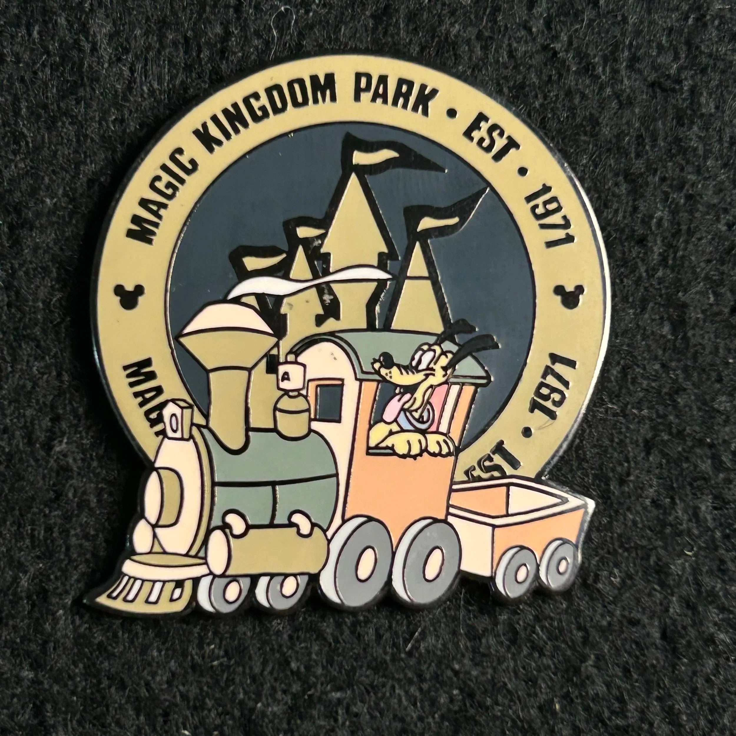 2000 - Pluto On Train - Magic Kingdom Est. 1971 -  LE 7,500 - Disney Pin