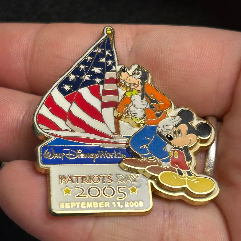 2005 - Mickey and Goofy - Patriots Day - USA Flag - WDW - LE 2,500 - Disney Pin