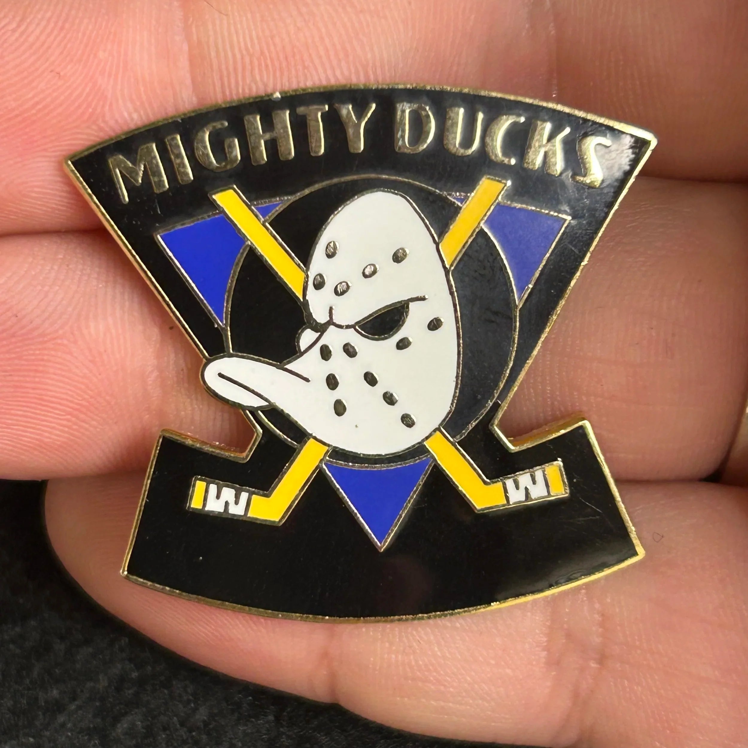 2003 - Mighty Ducks - Hockey Sticks - Disney Pin