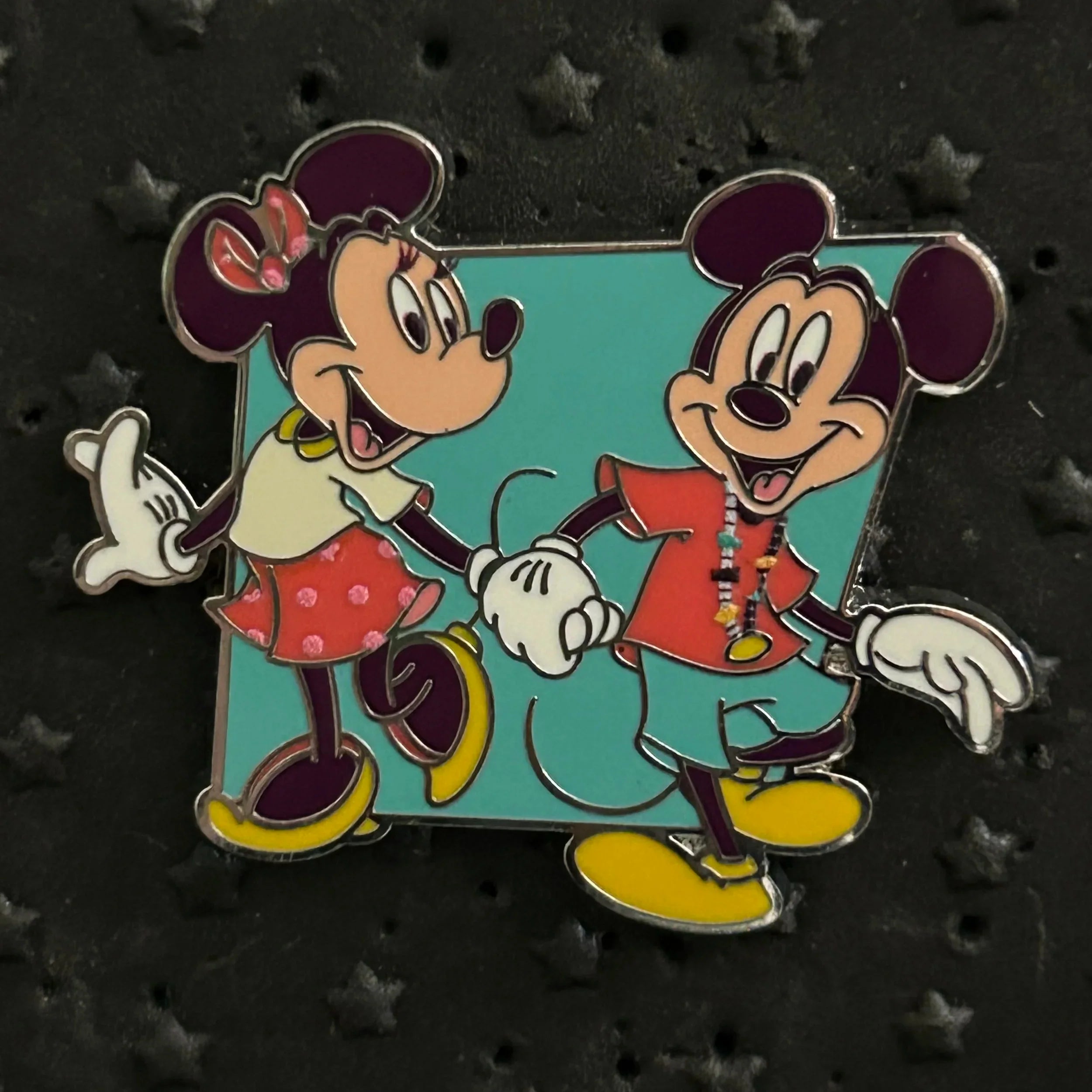 2024 - Mickey and Minnie - Holding Hands - Play in the Parks - Disney Pin