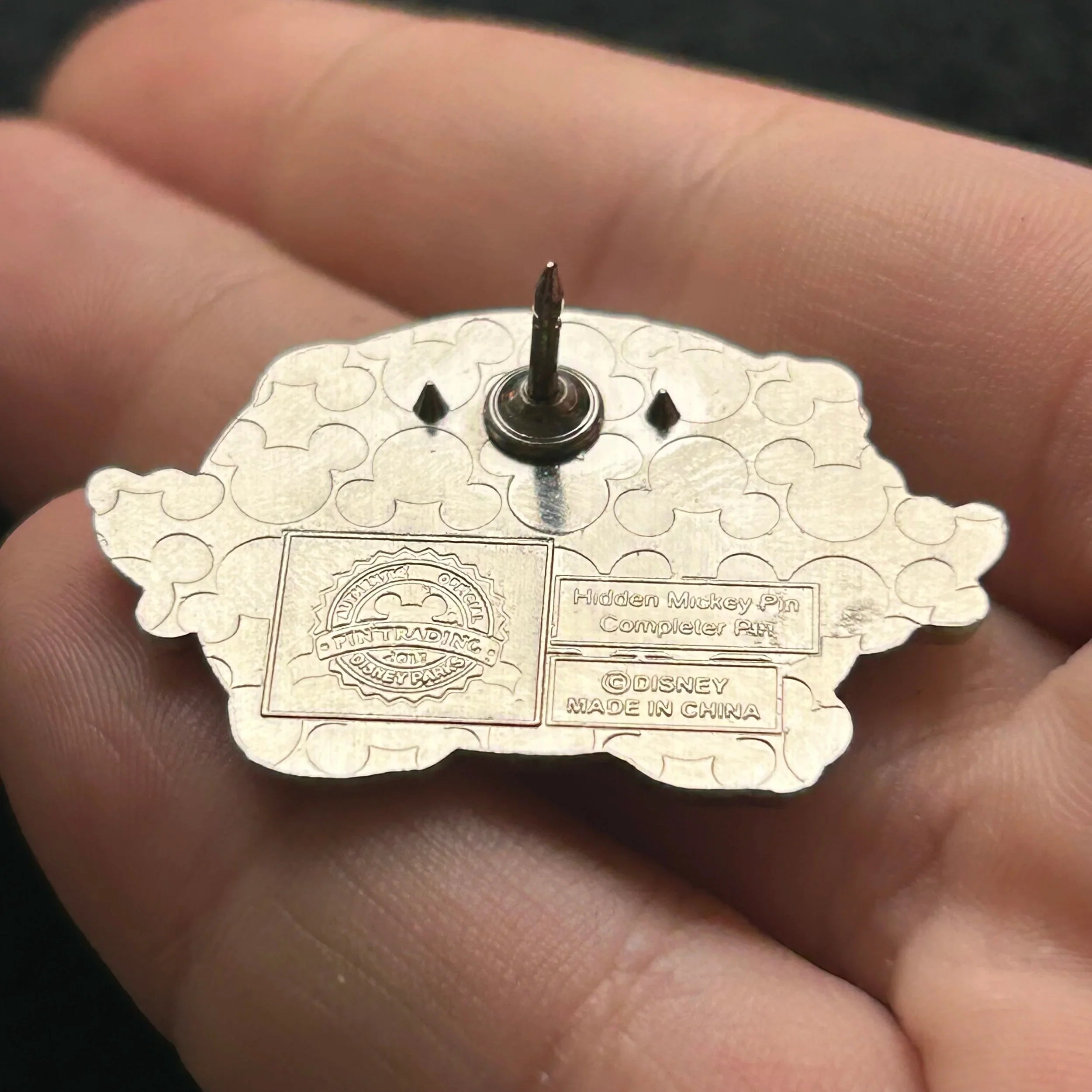 2017 - Mickey and Minnie Kissing - Silhouette - Hidden Mickey - Disney Pin