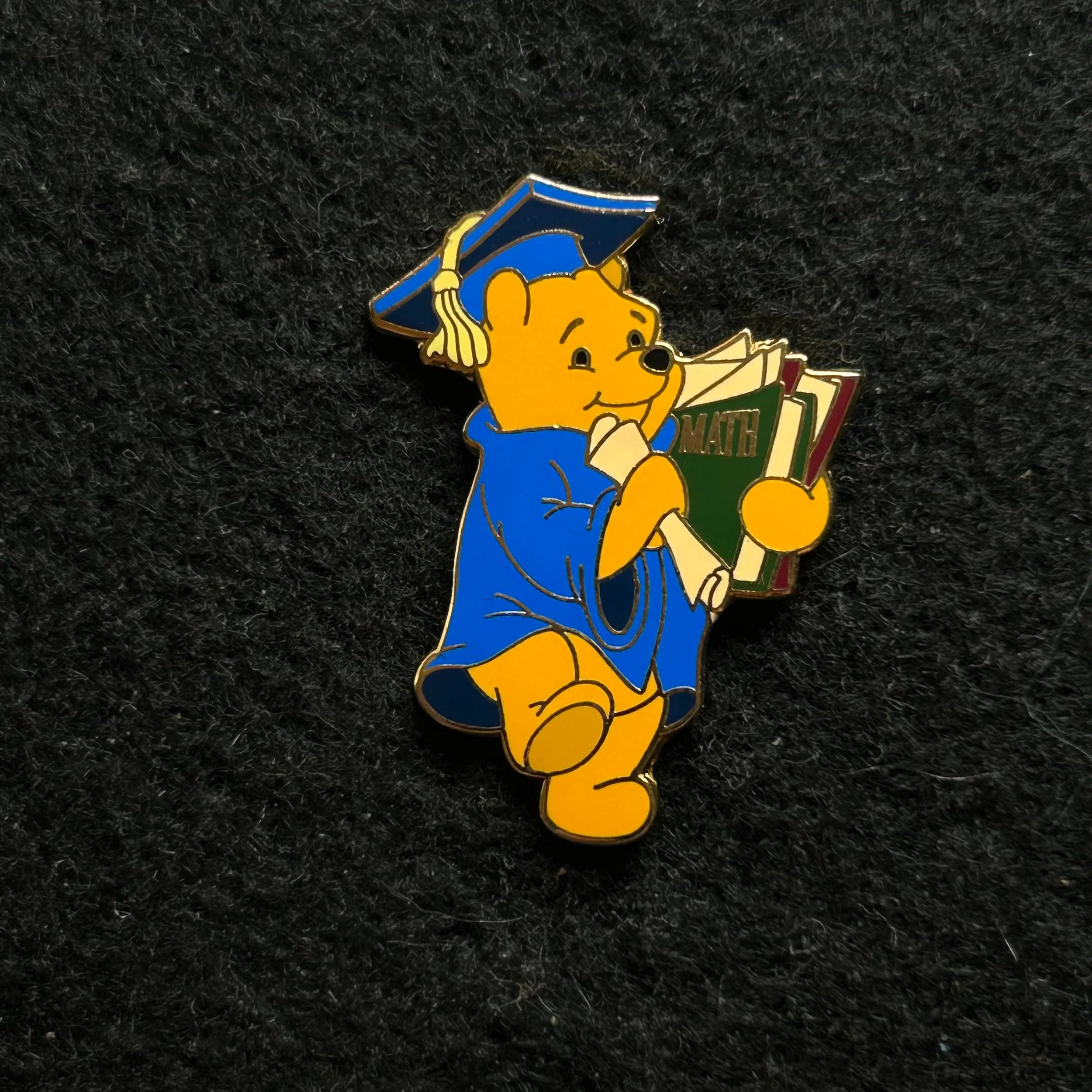 2000 - Winnie the Pooh - Graduate - Math Books in Hand - LE 20,000 - Disney Pin