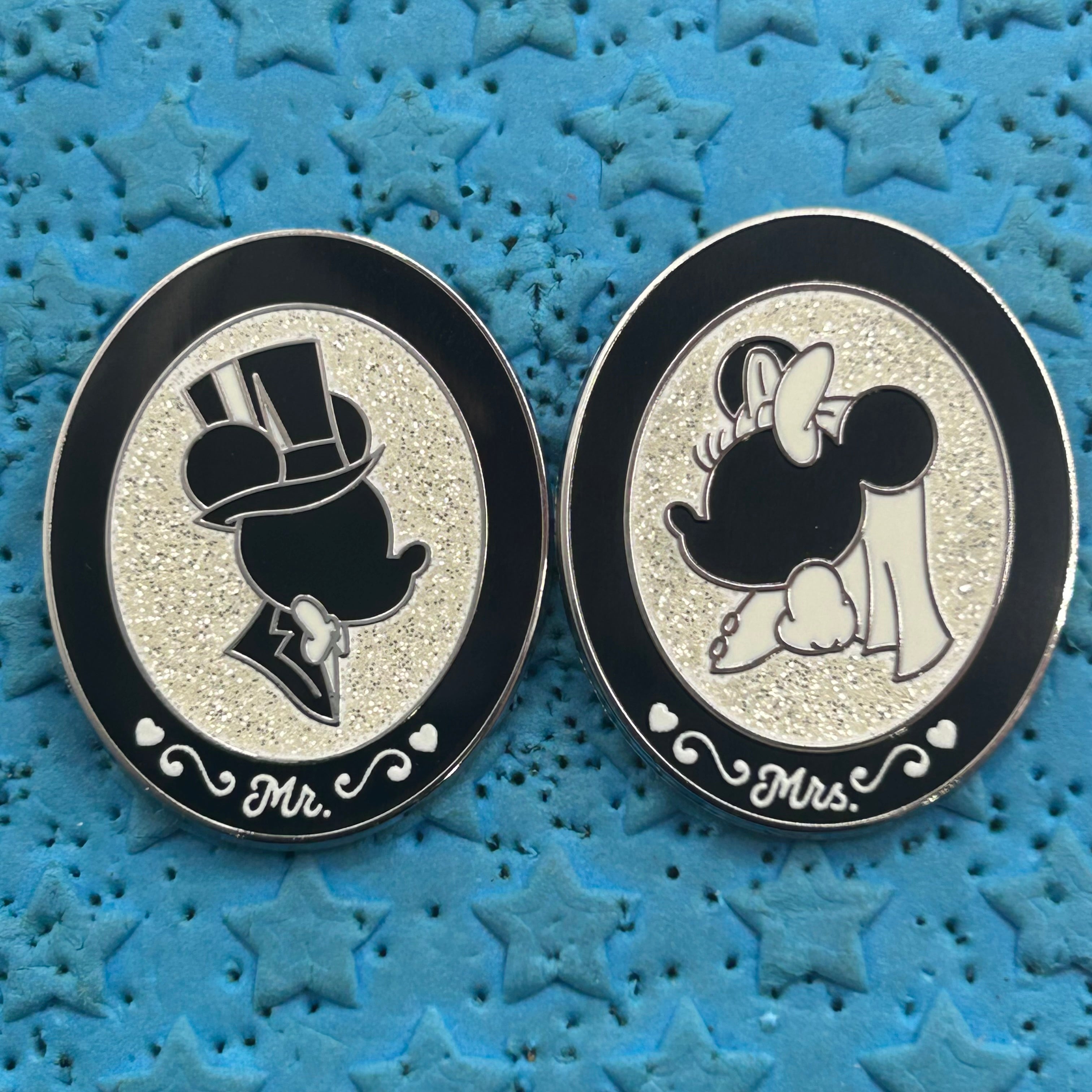 (2 Pin Set) 2026 - Mr Mickey and Mrs Minnie - Disney Pin