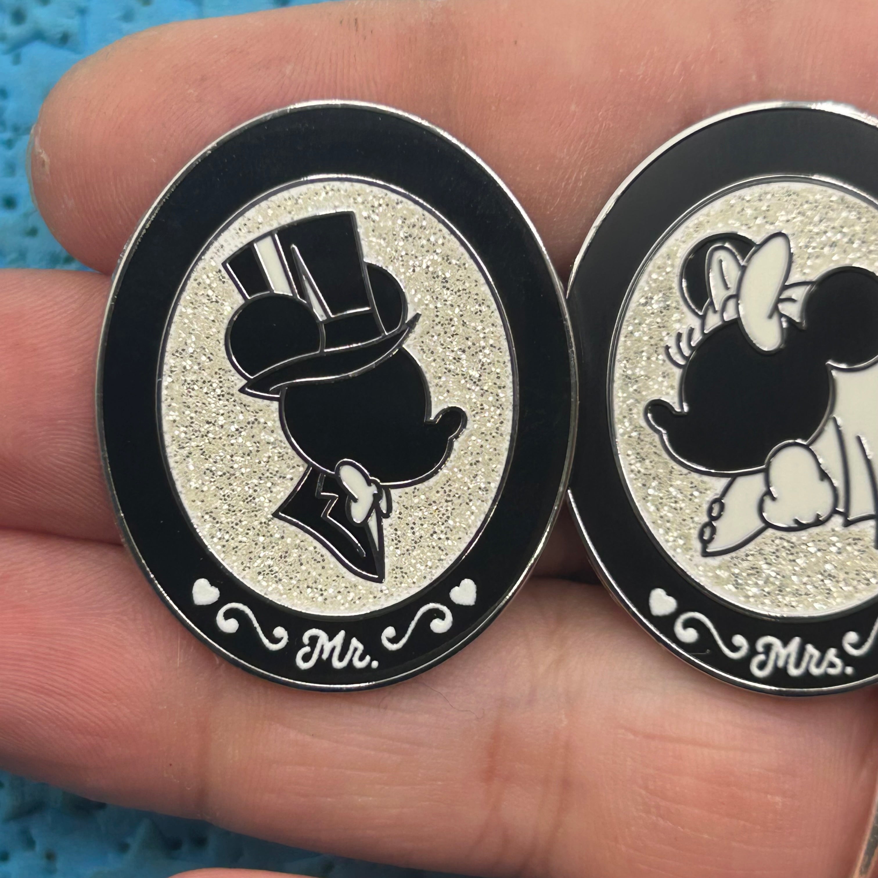 (2 Pin Set) 2026 - Mr Mickey and Mrs Minnie - Disney Pin