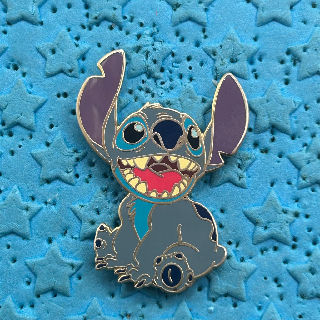 2002 - Stitch Sitting - Lilo and Stitch - Disney Pin