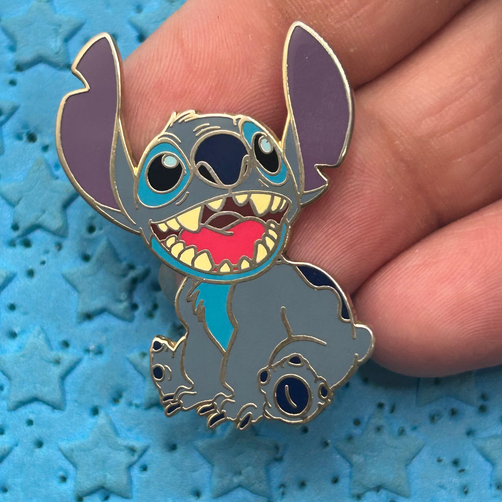 2002 - Stitch Sitting - Lilo and Stitch - Disney Pin