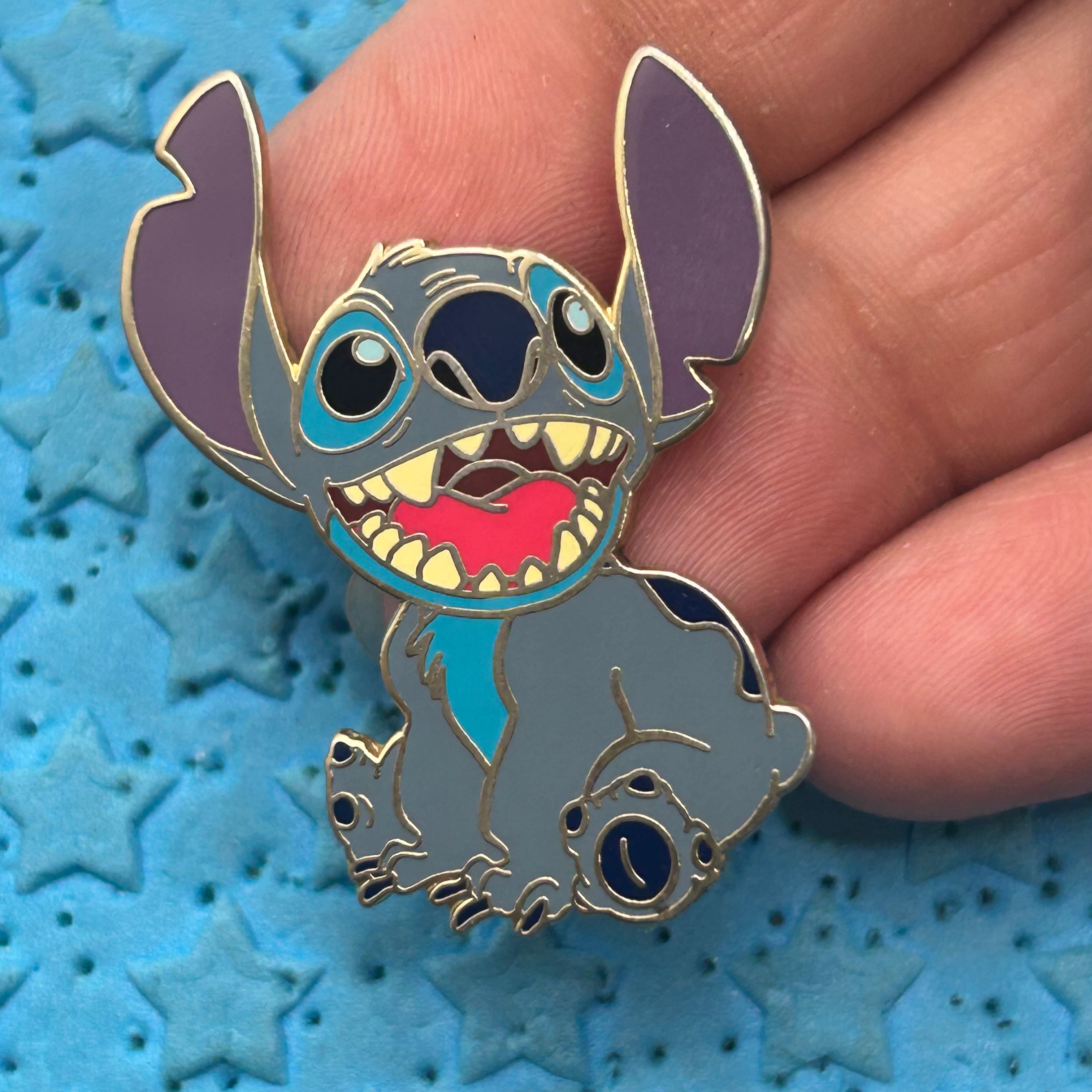 2002 - Stitch Sitting - Lilo and Stitch - Disney Pin