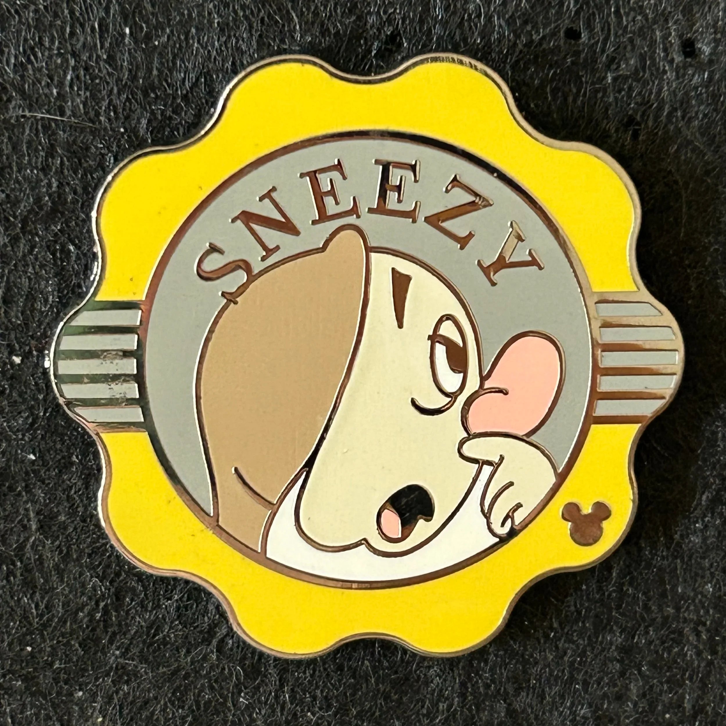 2018 - Sneezy - 7 Dwarfs - Hidden Mickey - Disney Pin