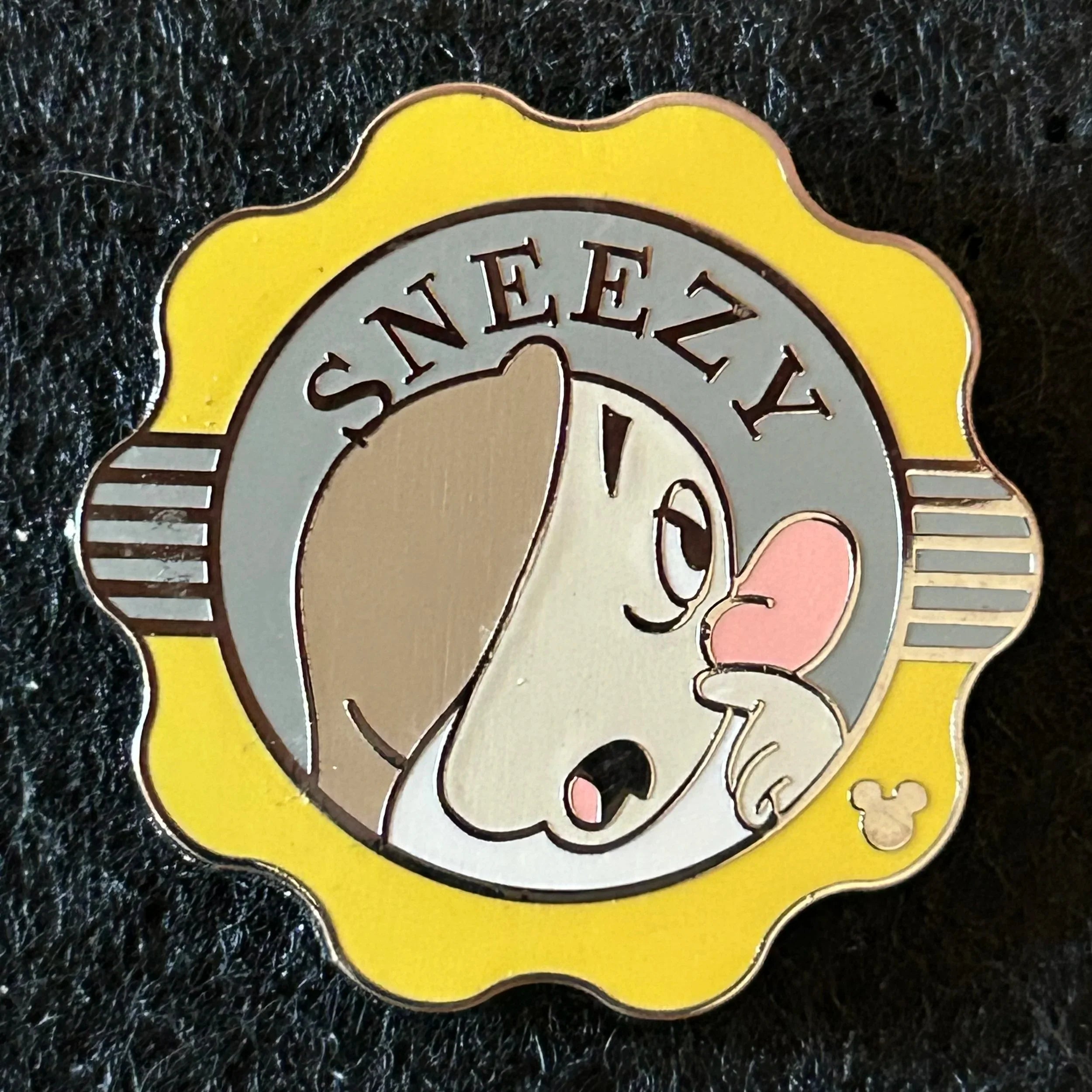 2018 - Sneezy - 7 Dwarfs - Hidden Mickey - Disney Pin