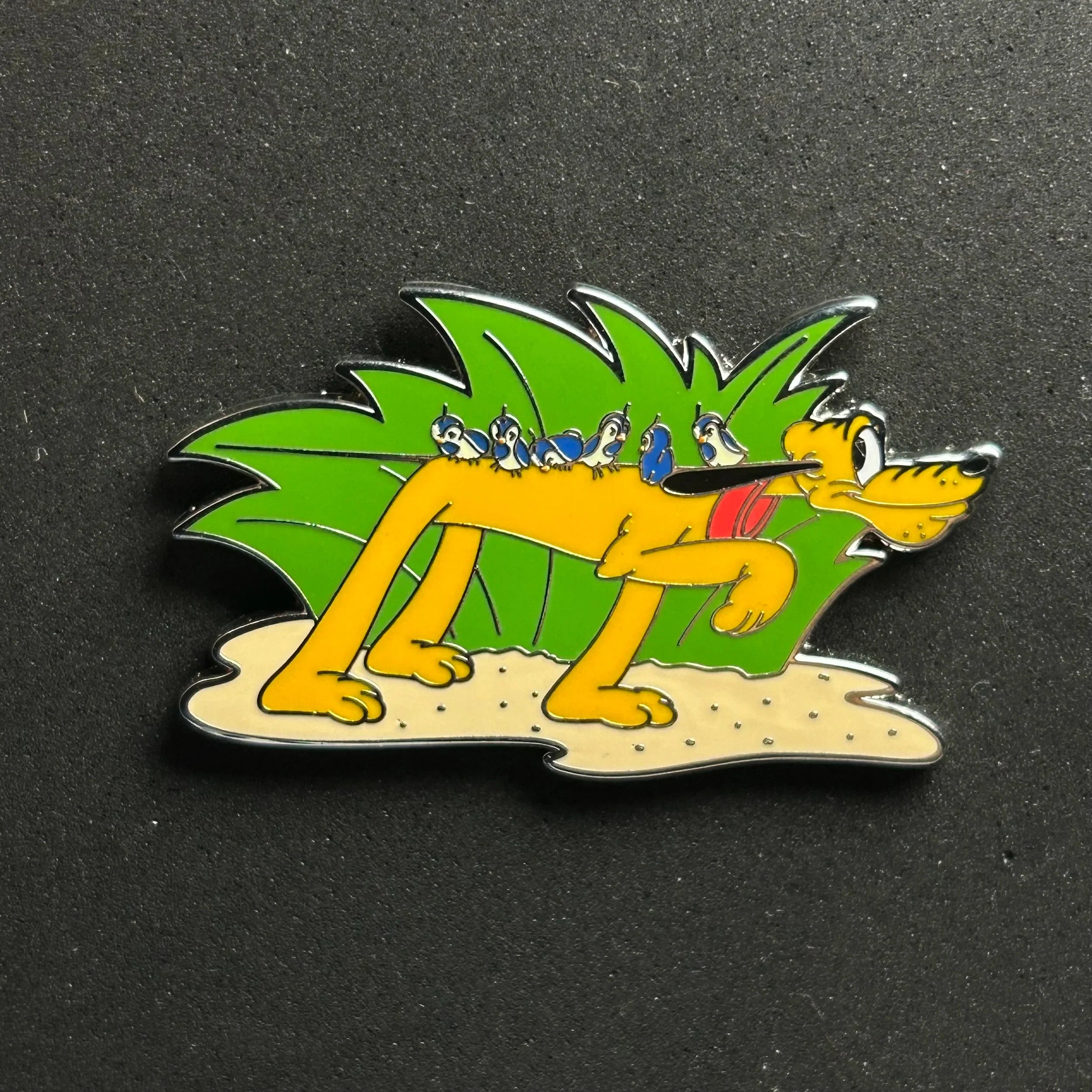 2025 - Pluto  Birds On Back - Pointing - Disney Pin