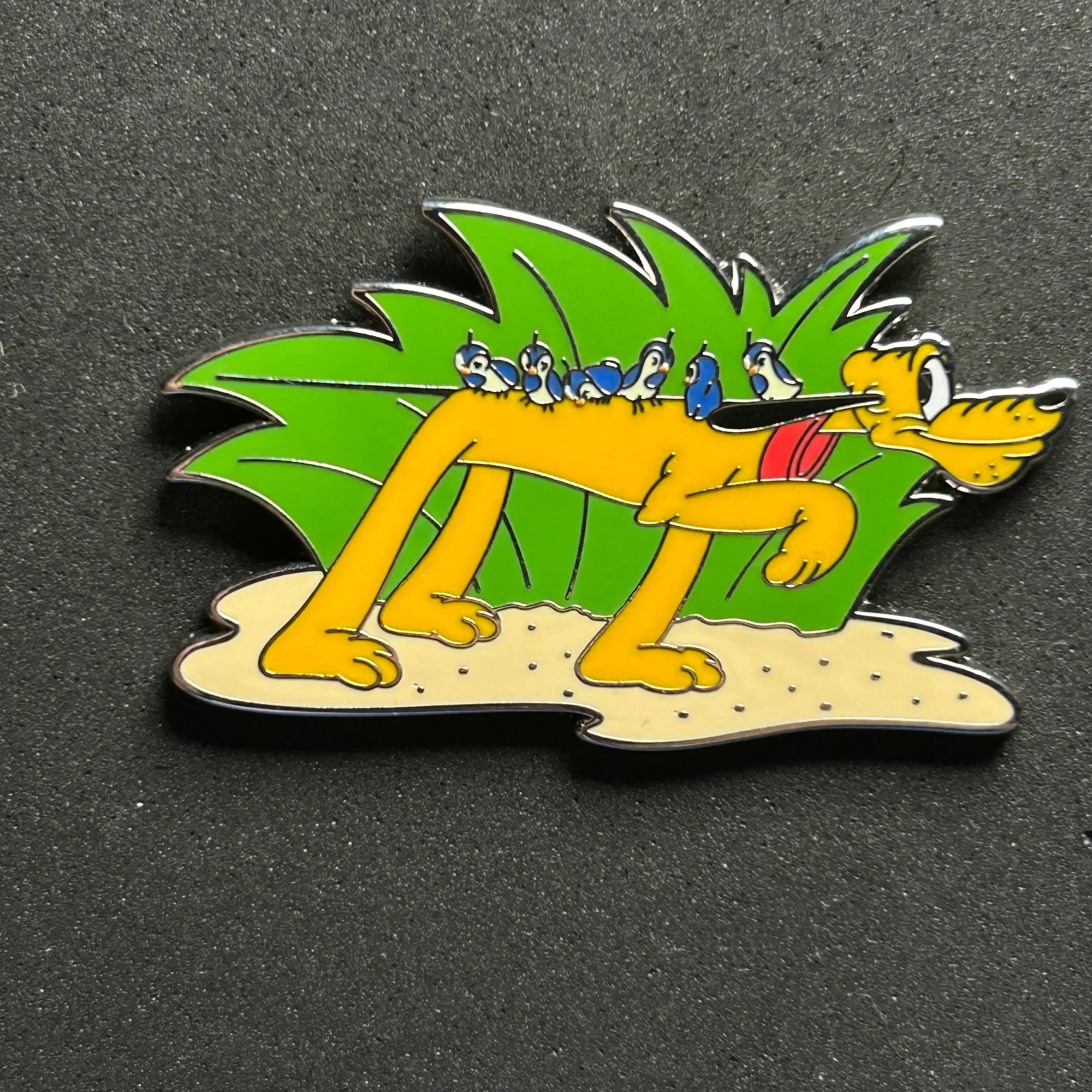 2025 - Pluto  Birds On Back - Pointing - Disney Pin