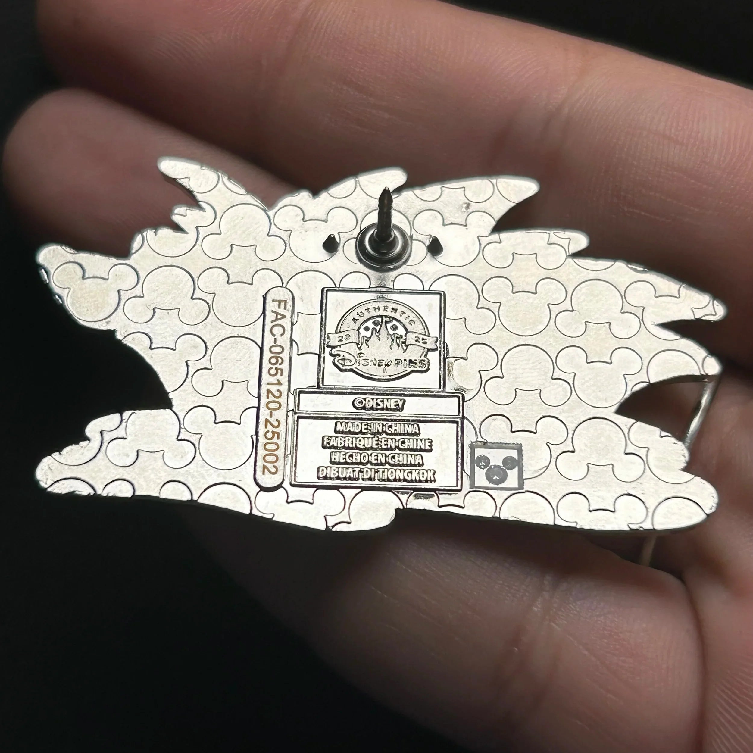 2025 - Pluto  Birds On Back - Pointing - Disney Pin