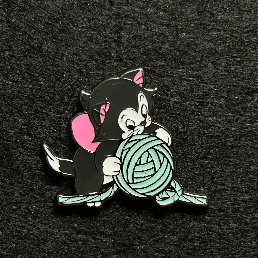 Loungefly - Figaro Playing With Yarn - Pinocchio - Disney Pin