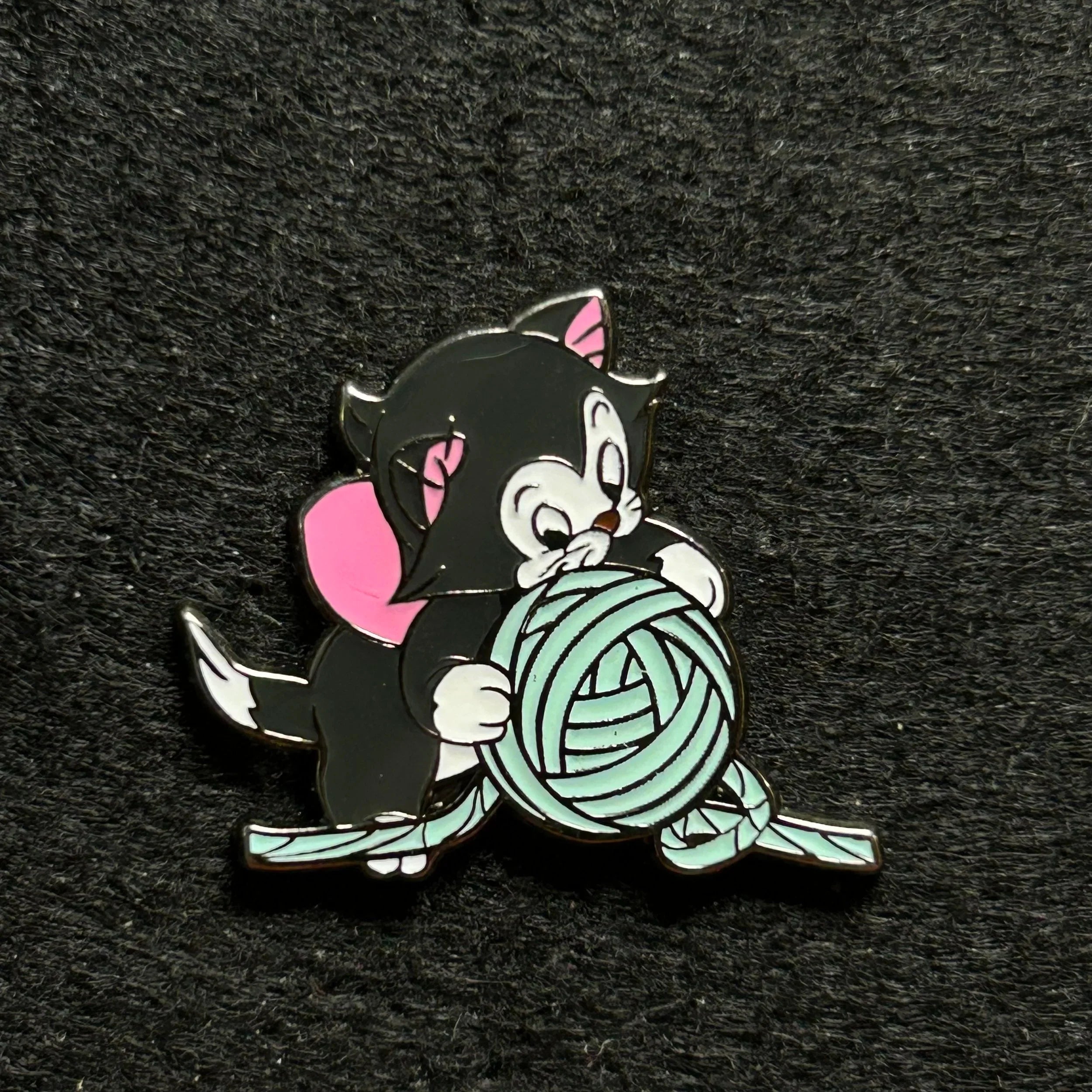 Loungefly - Figaro Playing With Yarn - Pinocchio - Disney Pin