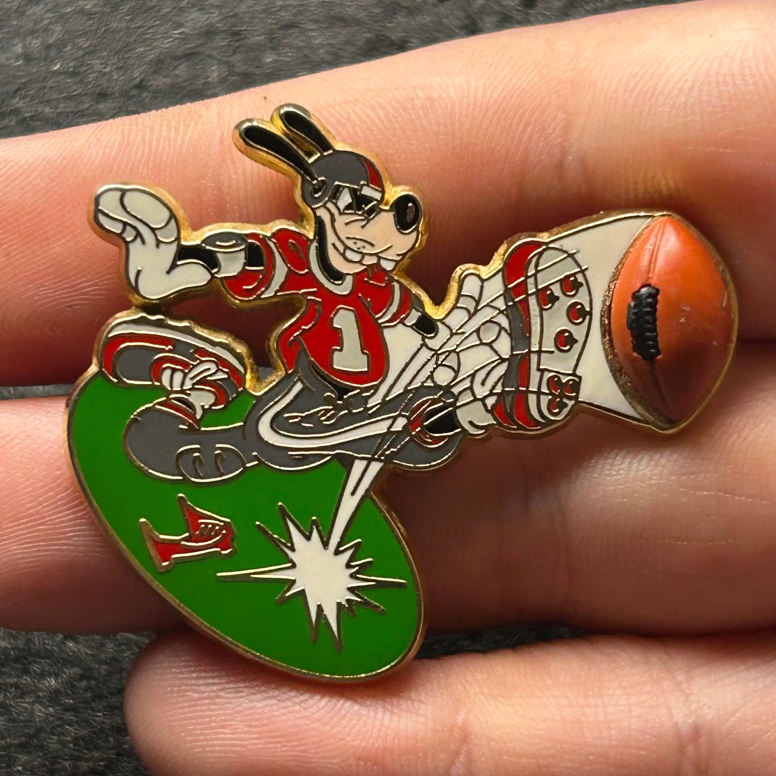 2002 - Goofy - Kicking Football - Disney Pin