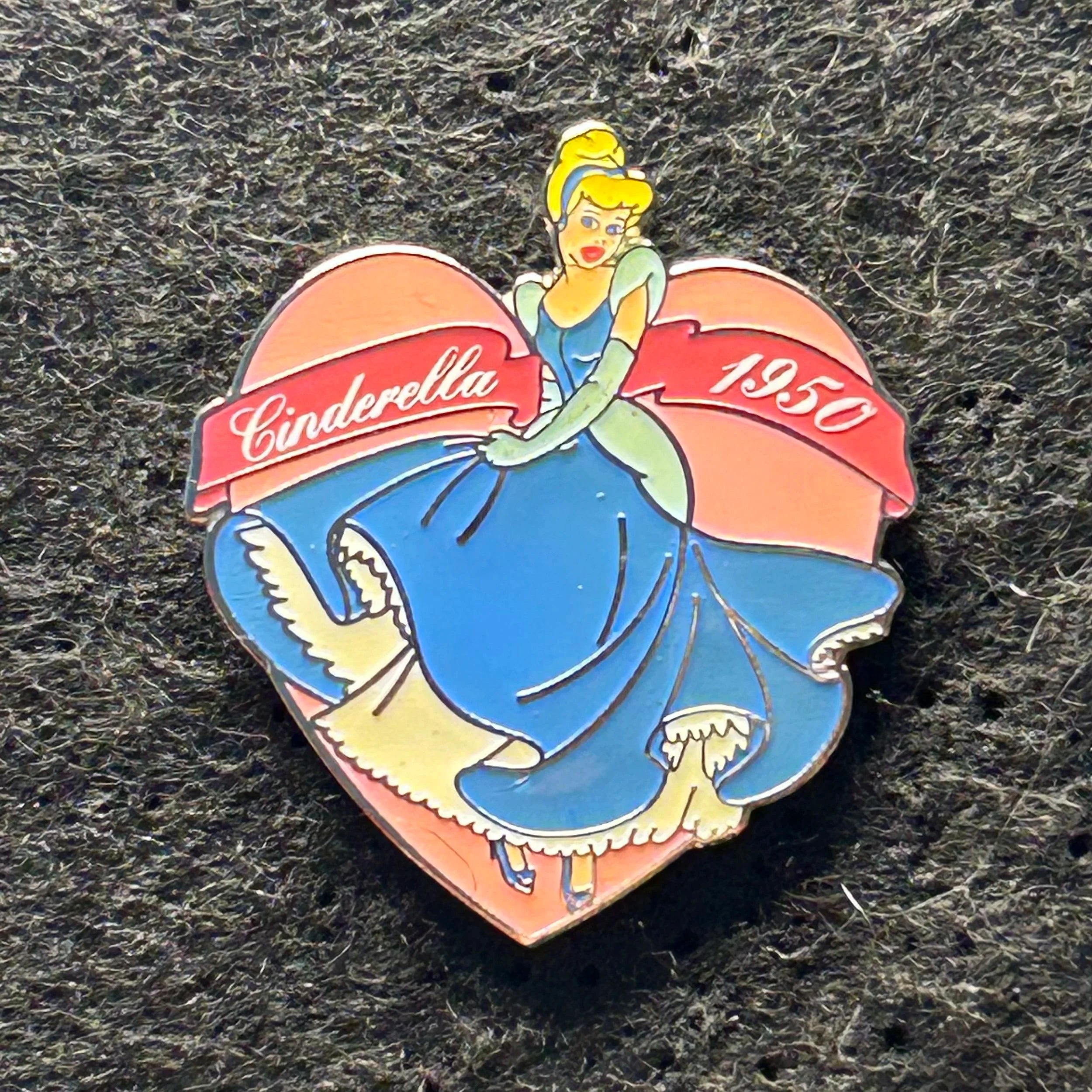 2000 - Cinderella 1950 - Countdown to Millennium - Pink Heart - Disney Pin